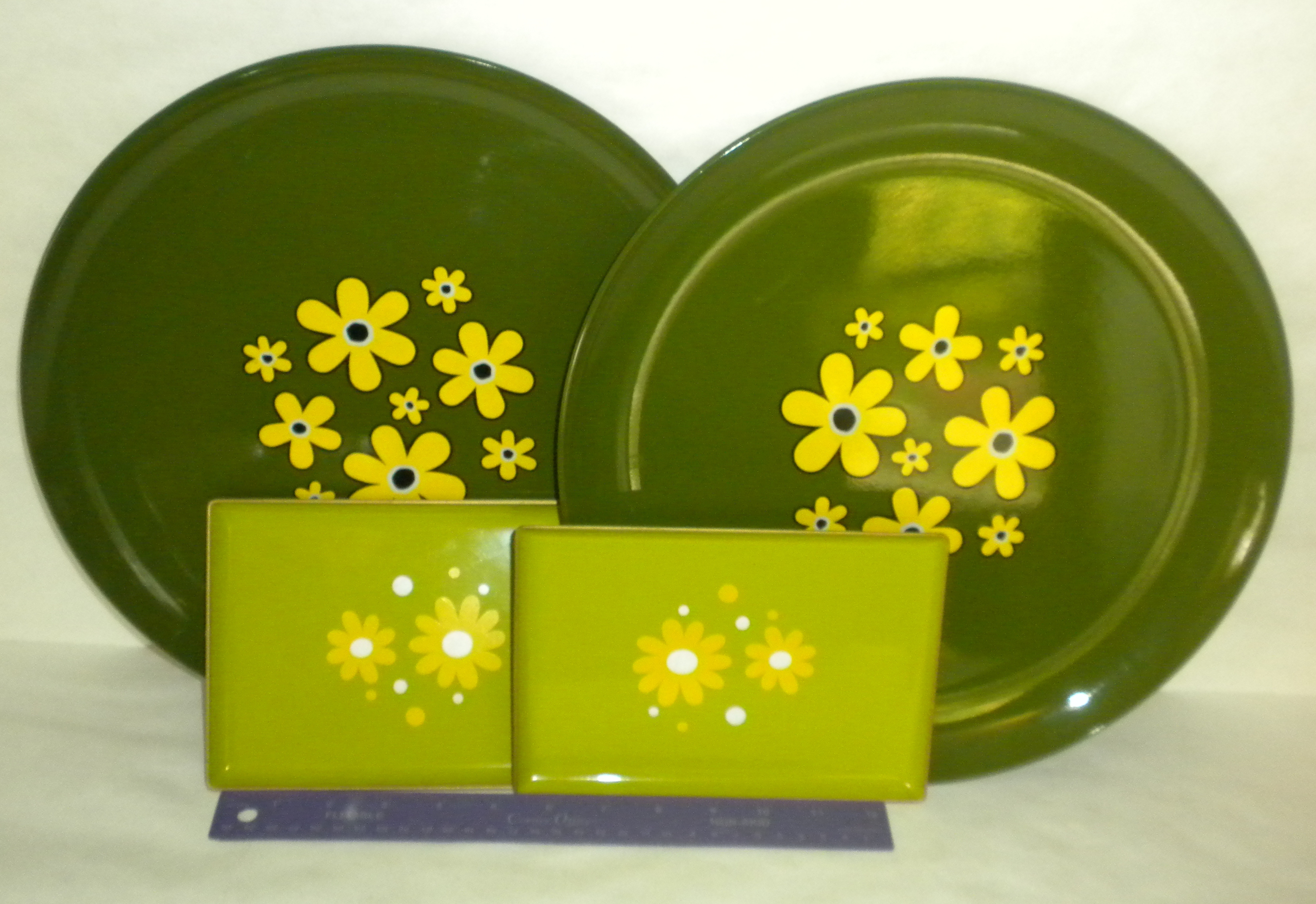 2 vintage Japanese green plates and 2 matching trays, green with yellow flower pattern. CC 2.0 mad_mod_vintage on Flickr