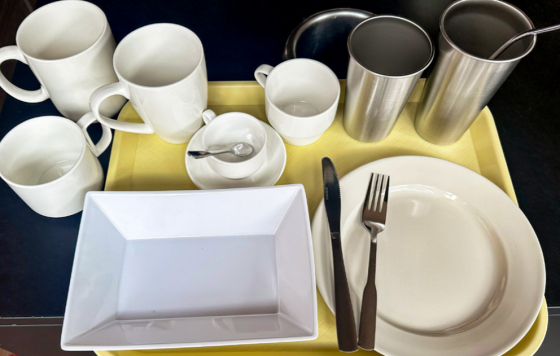 Reusable cups and plates for a restaurant place setting